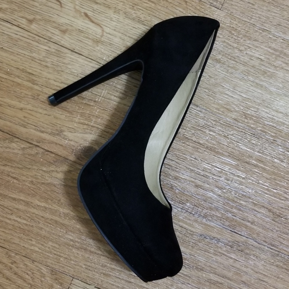 Black velvet pumps
